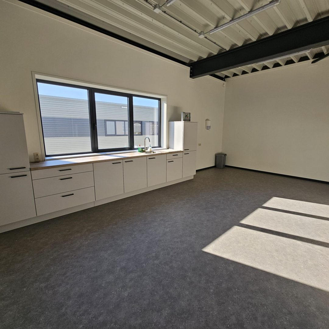 Interieur van een moderne keuken met kozijnen